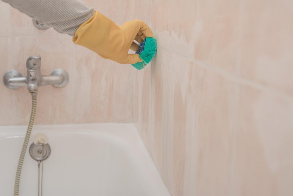 Seifenreste im Bad entfernen auf Fliesen in der Dusche