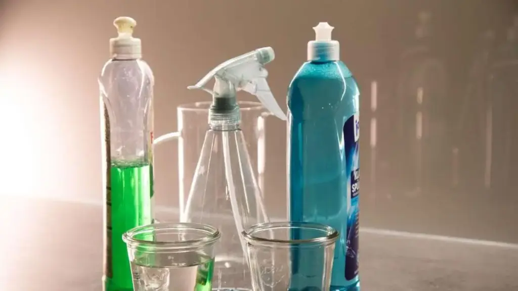 Essigflasche und Glasreiniger nebeneinander als Vergleich für die Fenster Reinigung