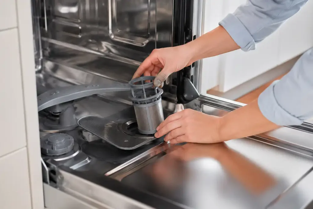 Sauberen Spülmaschinenfilter wieder richtig einsetzen