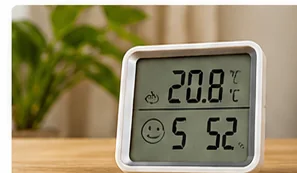 Hygrometer zeigt Raumtemperatur und relative Luftfeuchtigkeit